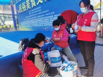 圳在公益|民俗美食文化节上的一抹红色