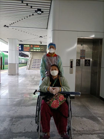 圳在公益|深圳志愿者情暖春运路！