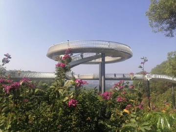 请问到光明顶还有多远？