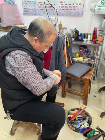 景甜市场的老赵，8点多就开始补鞋了