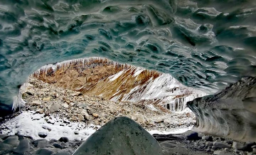 想到了昌都贡嘎冰洞