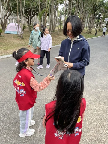 小手拉大手售报活动开始了