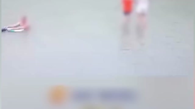 母亲玩手机儿子落水被七旬大爷救起 ，母子未道谢直接离开
