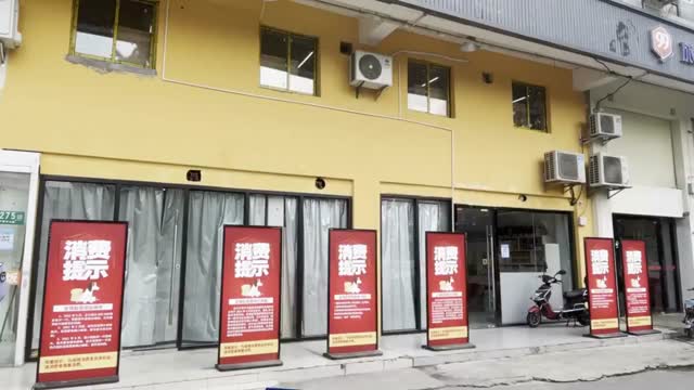 上海一宠物店因投诉过多 门前被放置数块消费提示牌