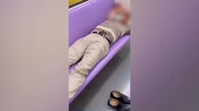 上海地铁一男子侧躺霸座，鞋被“偷”走扔进垃圾桶