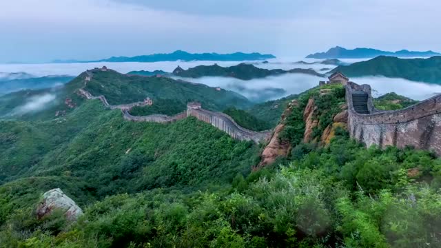 美如画！延时航拍金山岭长城雨后云海