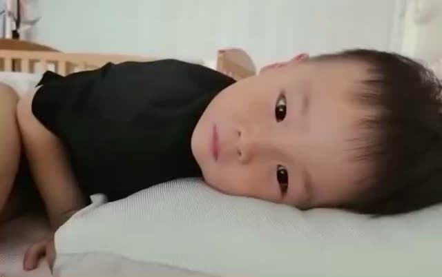 暖！3岁萌娃励志当消防保护妈妈