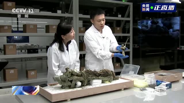 三星堆出土青铜小立人翘着兰花指