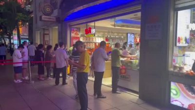 腿站麻了！上海南京路市民排长队买月饼 