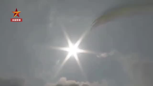 超帅！歼10编队从太阳里飞出来