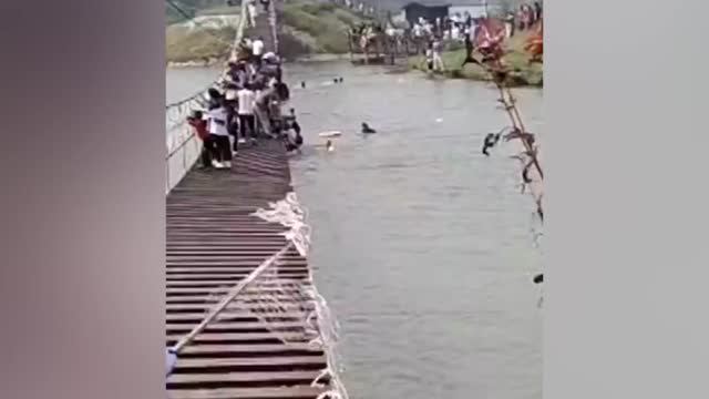 中牟雁鸣湖蟹岛景区水上吊桥断裂致多人落水