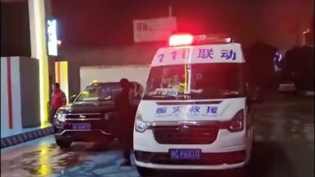 河南救援队支援山西被收过路费，路人发242元红包帮支付