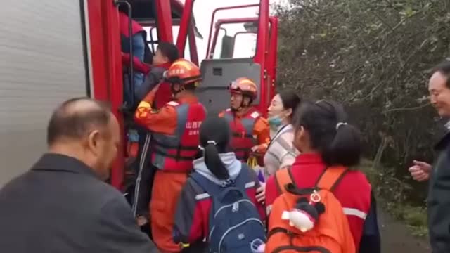 山西运城：道路积水严重，消防车化身校车护送学生