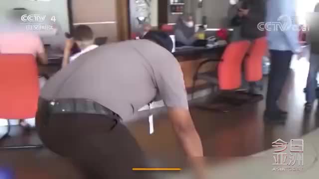 印尼小贩攒4年硬币买车