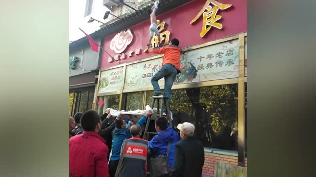 男童被反锁家中从三楼翻出 众人搬梯子救援