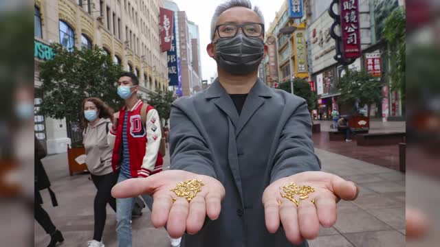 艺术家用500克黄金制1000粒米扔黄浦江：讽刺粮食浪费