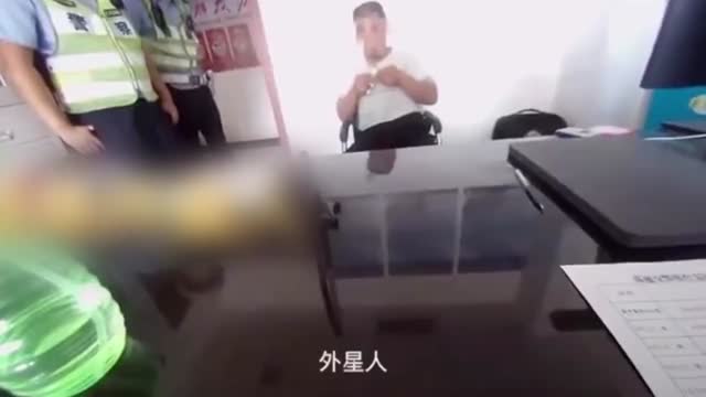 河北一男子无证驾驶被查自称是外星人