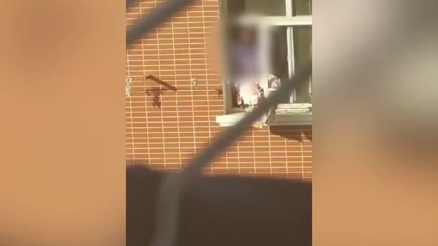 高校回应女生窗台大喊“学校配不上我”