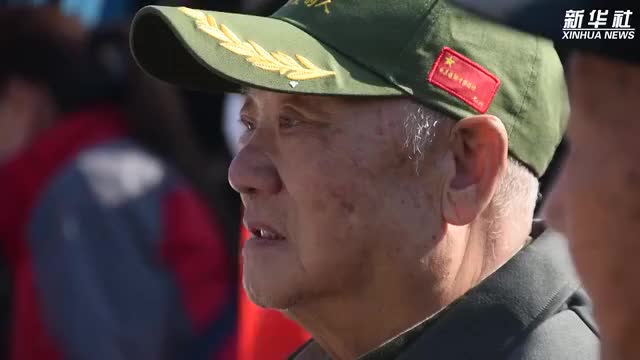 长津湖冰雕连雕像前铺满鲜花