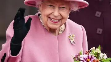 95岁英女王住院接受检查 此前首次在公开场合拄拐