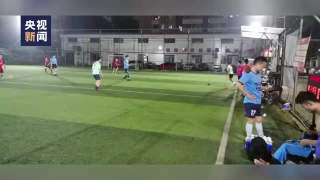 独腿小伙踢球用坏53副拐杖