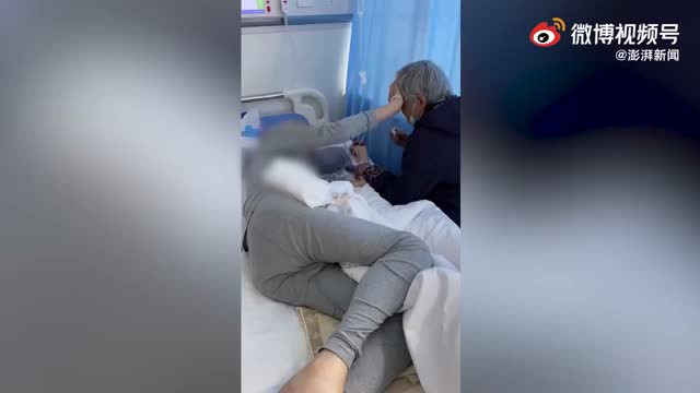 妻子伤心落泪，88岁患癌老人病床上摸头安抚老伴
