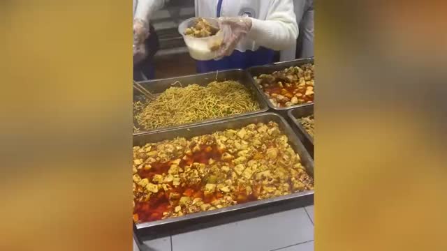 学校食堂工作人员因疫情不能返校 烹饪专业学生提前“上岗”