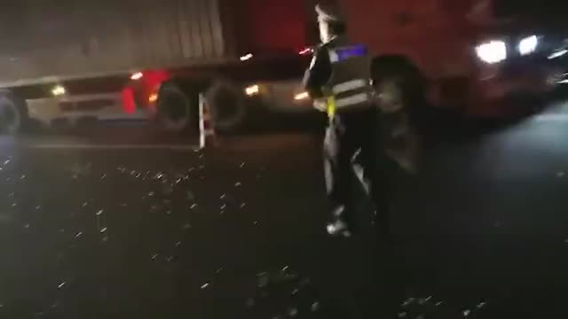 金属碎屑铺满近500米高速路面 民警“绣花针”式清扫