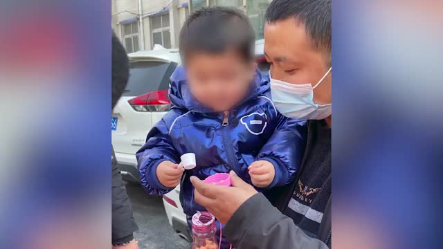 2岁童凌晨现身街头其父涉嫌遗弃罪，知情人：父母离异