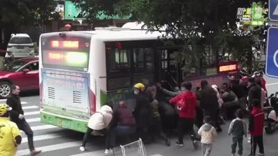数十名热心群众抬公交车将车底男童救出