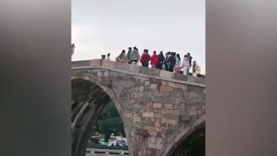 网红为拍视频堵塞桥梁近一小时 景区回应