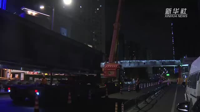 燃！看起重机吊装110吨天桥全过程 