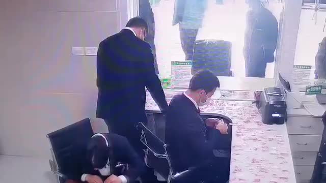 低保户6000元被撕碎银行花11小时拼好