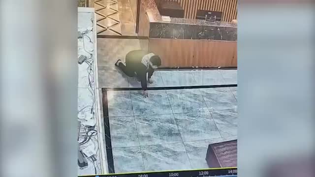 男子按摩花了五百元 趁店员睡着一路爬到门口逃单