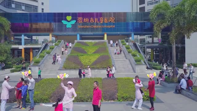 医生变身“小丑”，院长表演魔术，深圳市儿童医院为住院患儿送欢乐