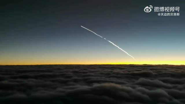 万米高空看夕阳伴火箭云