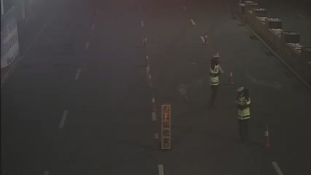 陕西交警深夜在疫情卡口执勤 踢正步取暖