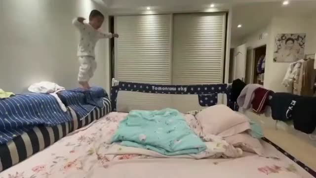 4岁男孩床上表演前空翻稳稳落地