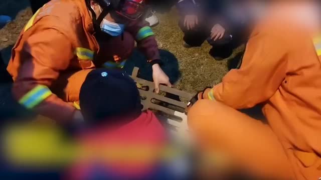 友谊小船说翻就翻！男孩帮同学捡东西手被卡同学却走了