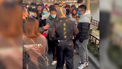 男子穿日式动漫服逛南京玄武湖公园引群众不满，被要求脱下