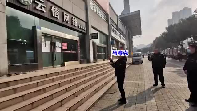 男子趁朋友打游戏开走其15万元汽车，1.2万元抵押并挥霍