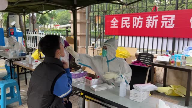 莲塘鹏兴花园市民有序排队进行核酸采样