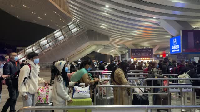 2022春运大幕正式开启！直击深圳北站春运首日首趟高铁开出！