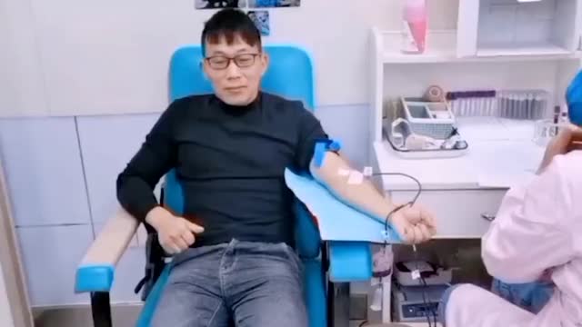 男子16年献血超1万毫升：每天健身保持血液质量