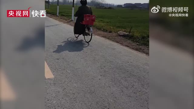幸福的女儿，百岁爸爸骑车带礼物看望80岁女儿