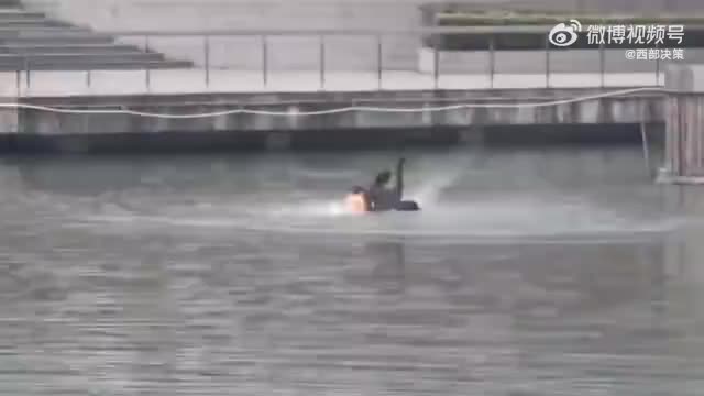 男子在南师大湖中游泳被黑天鹅打伤 ，校方：正在沟通处理