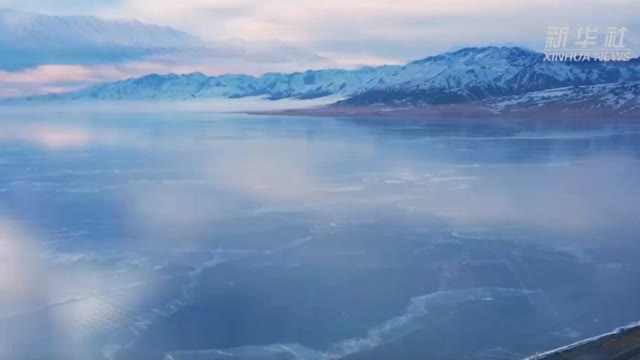 冰封期的新疆赛里木湖现“蓝冰拼图”奇观