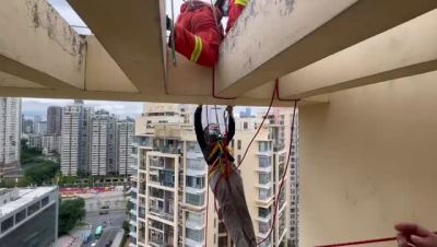 危险勿模仿！深圳一男子忘带钥匙自制绳索攀爬被挂18楼，万幸的是......