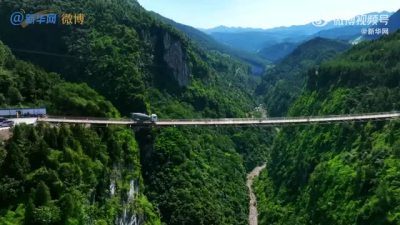 中国基建又秀技！300米高空修建悬空施工桥