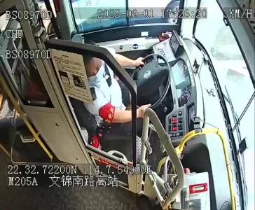 深圳一女子雨中骑电车摔倒在地，公交司机飞奔下车施救！